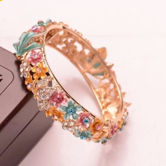 boutique Jewelry - CHARM BRACELET